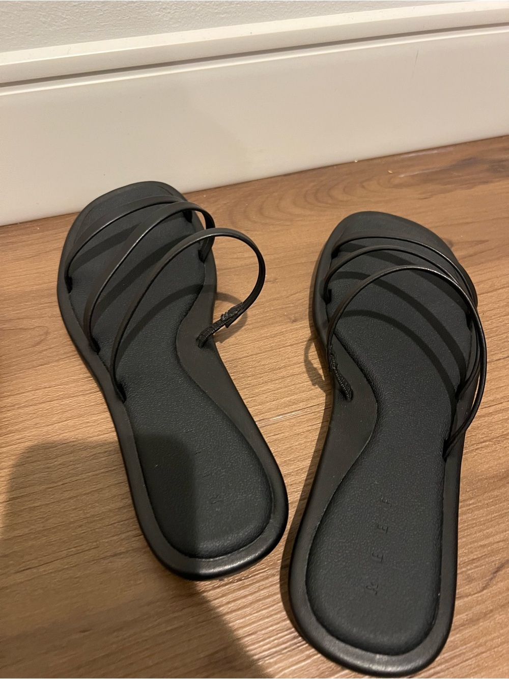 Women’s Strappy Black Flat Sandals - Sleek Minimal Design